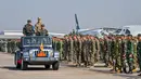 Upacara pembukaan latihan militer gabungan Super Garuda Shield dipimpin Wakil Komandan Pusat Latihan Tentara Nasional Indonesia (TNI), Marsekal Muda TNI Widyargo Ikoputra dan Mayor Jenderal Joseph R. Harris II (Komandan Garda Nasional Udara Hawaii). (JUNI KRISWANTO/AFP)