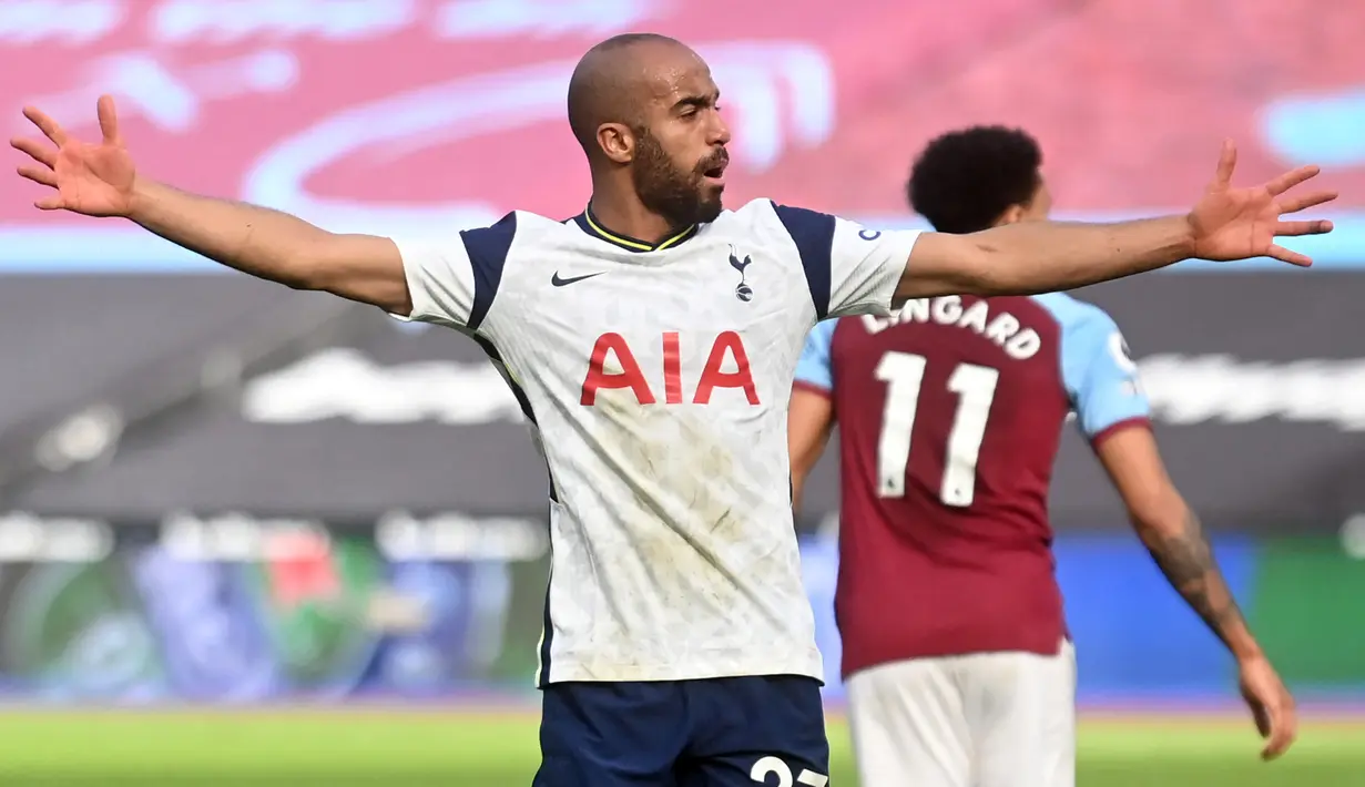 Gelandang Tottenham Hotspur, Lucas Moura melakukan selebrasi usai mencetak gol ke gawang West Ham United dalam laga lanjutan Liga Inggris 2020/21 pekan ke-25 di The London Stadium, Minggu (21/2/2021). Tottenham kalah 1-2 dari West Ham. (AFP/Neil Hall/Pool)