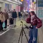 Brisia Jodie ngamen di Seoul Korea Selatan. (dok. tangkapan layar video TikTok @brisialova_smg/https://www.tiktok.com/@brisialova_smg/video/7324994843950779653)