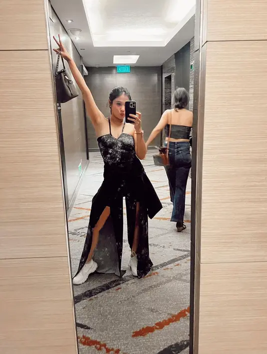 Dalam unggahan itu, keduanya tampil kompak mengenakan pakaian serba hitam. [Foto: IG/naymirdad].