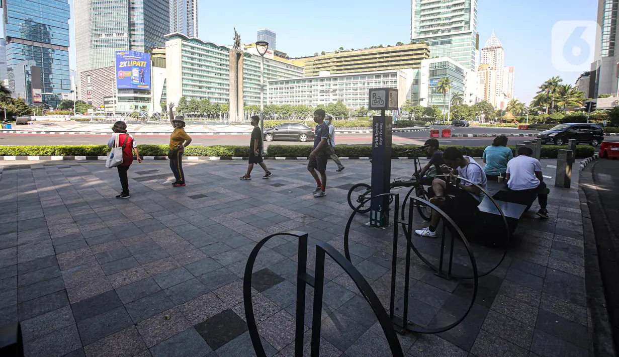 Suasana aktivitas warga di kawasan Bundaran HI, Jakarta, Minggu (10/7/2022). Pemprov DKI Jakarta meniadakan hari bebas kendaraan bermotor (HBKB) atau car free day (CFD) pada 10 Juli karena bertepatan dengan Hari Raya Idul Adha 1443 H. (Liputan6.com/Faizal Fanani)