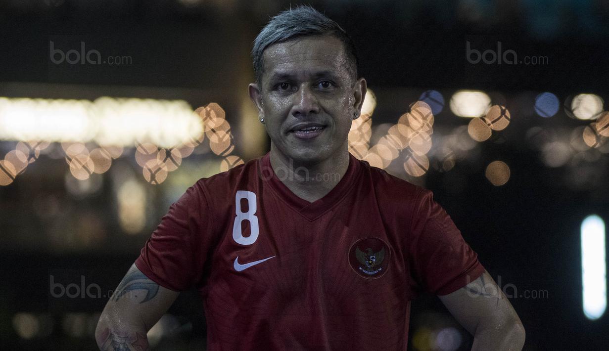 Pemain futsal Indonesia, Vennard Hutabarat, meramaikan grand final Super Soccer Futsal Battle 2017 di Bintaro Jaya ExChange, Tangerang, Sabtu (21/10/2017). Timnas futsal Piala AFF 2010 tampil melawan All Star. (Bola.com/Vitalis Yogi Trisna)
