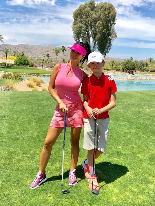 Armand mengikuti hobi sang ibu bermain golf. Di akun Instagramnya @armand.quinn, ia memiliki lebih dari 10 ribu followers. (Liputan6.com/IG/@armand.quinn)