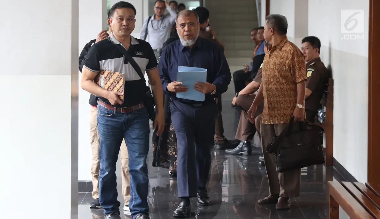 Mantan Hakim Mahkamah Konstitusi, Patrialis Akbar (tengah) bersiap sidang permohonan PK ke Mahkamah Agung di Pengadilan Negeri Jakarta Pusat, Kamis (8/11). Sidang beragenda pengajuan bukti baru yang diajukan pemohon. (Liputan6.com/Helmi Fithriansyah)
