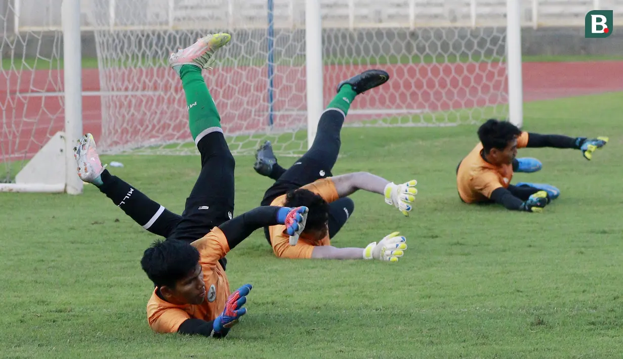 Kiper Timnas Indonesia U-19 saat melakukan latihan jelang Piala AFF U-19 2022 di Stadion Madya, Jakarta, Selasa (21/6/2022). (Bola.com/M Iqbal Ichsan)