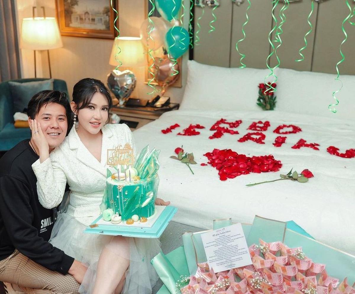 Chevra Sering Memberikan Kejutan Romantis Ke Via Vallen