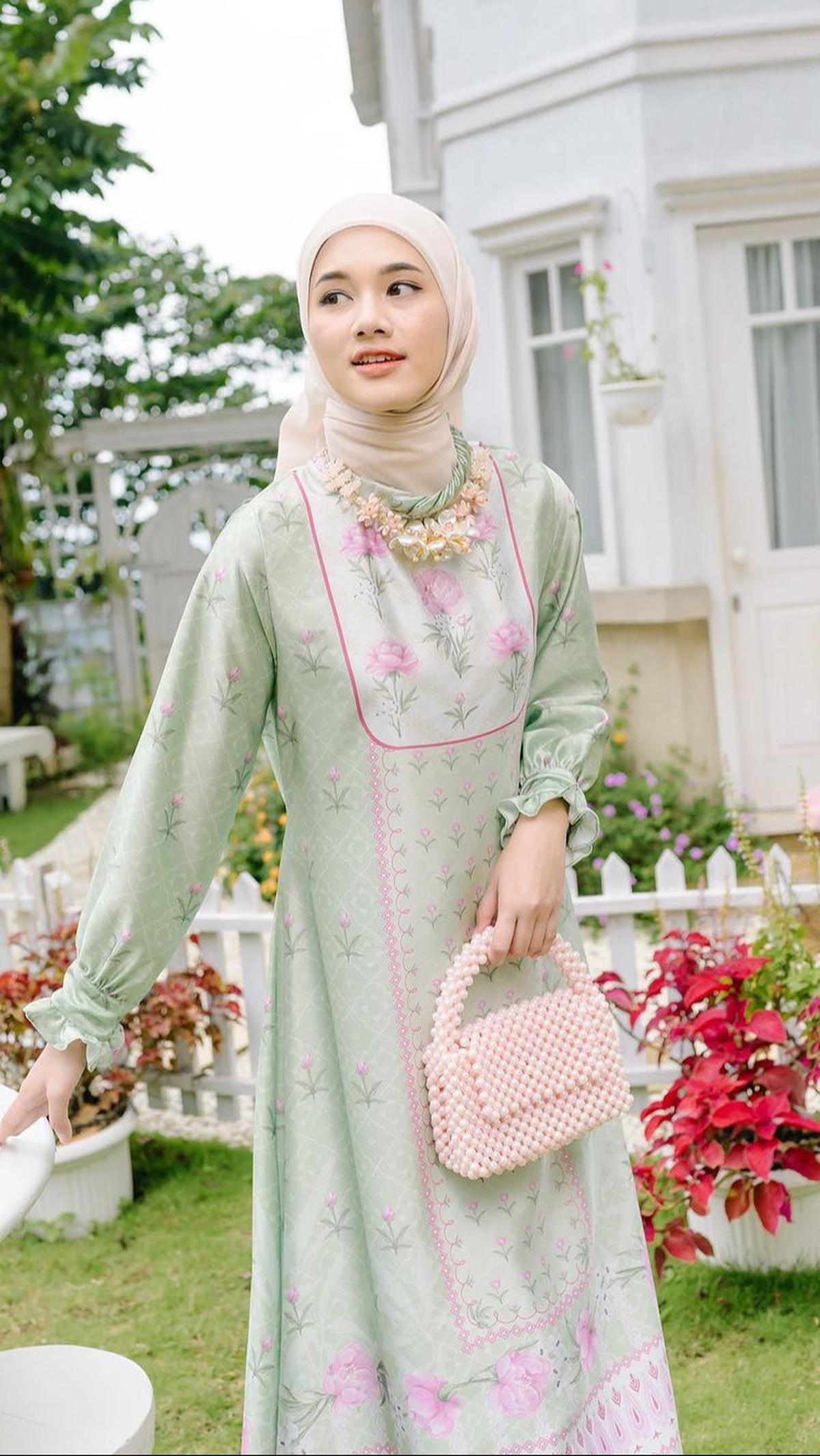 <b>Dress Berwarna Cerah Menggunakan Bahan Bermotif</b>