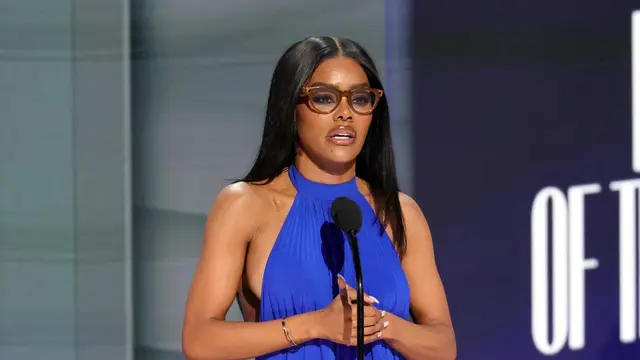 Teyana Taylor Serba Burgundy di Karpet Merah BET Awards 2026, Ikon Tahun 2026
