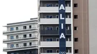 Spanduk tim dari Italia terlihat di sebuah gedung di kawasan wisma atlet Olimpiade dan Paralimpiade Tokyo 2020, di Tokyo pada Rabu (14/7/2021). Pembukaan pesta olahraga terbesar di dunia itu tinggal menghitung hari di tengah pandemi COVID-19. (Behrouz MEHRI / AFP)