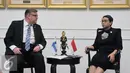 Menlu RI, Retno Marsudi (kanan) berbincang dengan Menlu Finlandia, Timo Soini di Gedung Pancasila, Jakarta, Senin (2/11/2015). Pertemuan membahas rencana kedatangan Presiden Finlandia ke Indonesia. (Liputan6.com/Helmi Fithriansyah)
