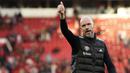 Pelatih Manchester United, Erik ten Hag memberikan gestur jempol setelah pertandingan lanjutan Liga Inggris melawan Brentford di Old Trafford, Manchester, Inggris, Sabtu (19/10/2024). (AP Photo/Dave Thompson)