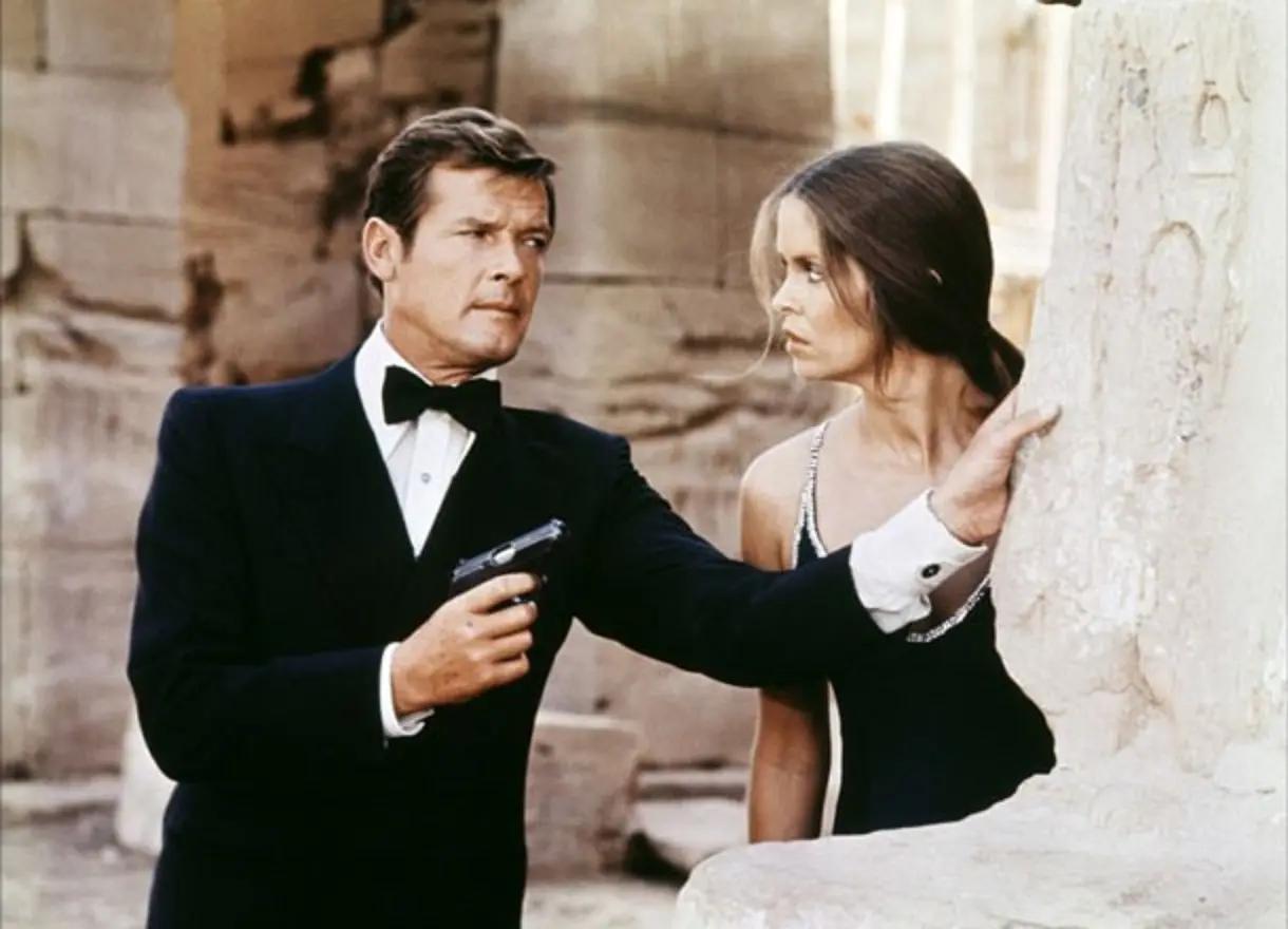  Roger Moore sebagai James Bond. Foto: via dmarge.com