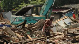 Pemulung mengais besi sisa bangunan kios pedagang Terminal Depok, Jawa Barat yang dibongkar, Rabu (8/10/2014). (Liputan6.com/Helmi Fithriansyah)