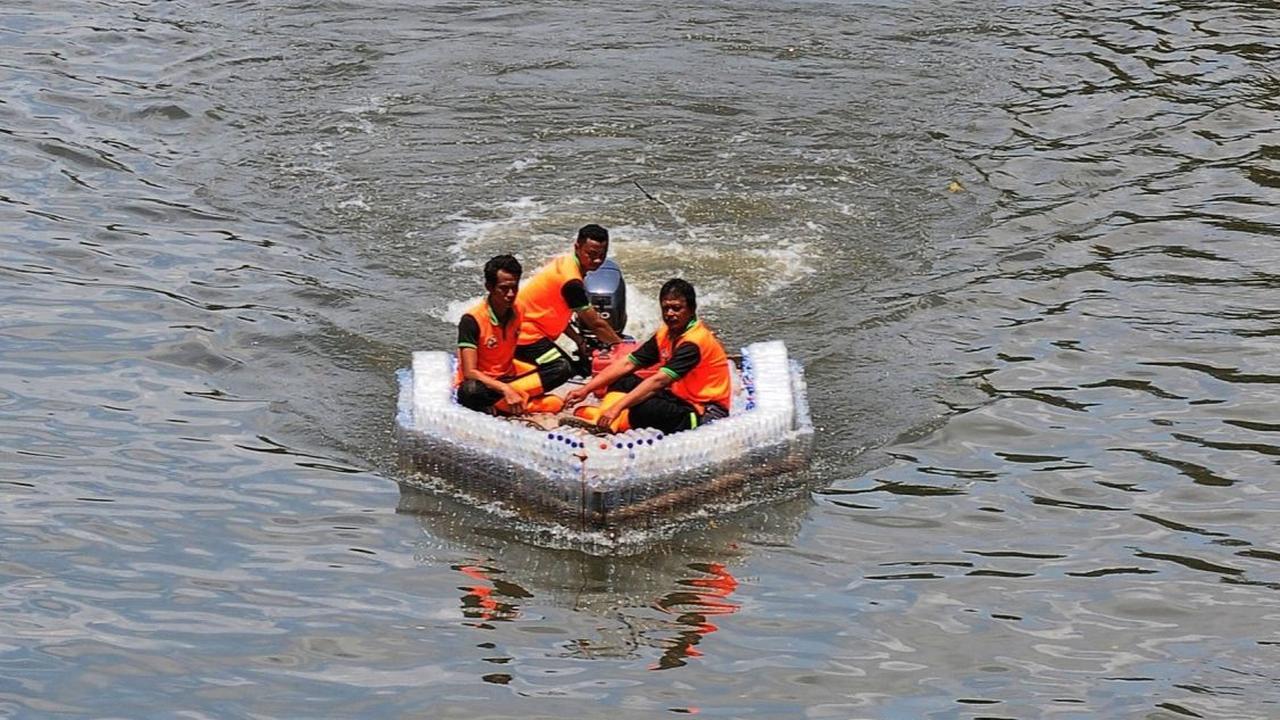 Seribu botol bekas itu mereka kumpulkan untuk membuat satu perahu yang dikerjakan selama kurang lebih 14 hari. Foto: merdeka.com / Imam Buhori