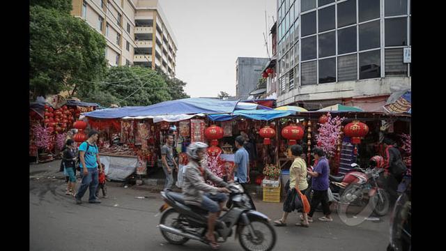 Jelang Tahun Baru Cina, Pedagang Pernak-Pernik Imlek Bermunculan