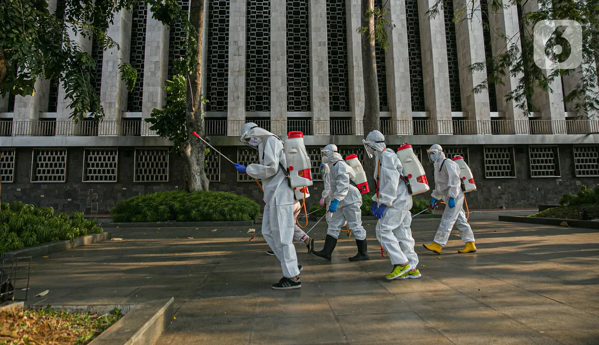 Petugas PMI Jakarta menyemprotkan cairan disinfektan di Masjid Istiqlal, Jakarta, Jumat (16/4/2021). Kegiatan tersebut dilakukan untuk memberikan rasa nyaman bagi jemaah saat menjalankan ibadah di bulan suci Ramadhan dan menghindari penyebaran COVID-19. (Liputan6.com/Faizal Fanani)