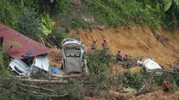 Tim penyelamat melanjutkan pencarian korban yang terjebak dalam tanah longsor di Batang Kali, Malaysia, Sabtu, 17 Desember 2022. Longsor Jumat, 16 Desember 2022, di sebuah perkemahan wisata di Malaysia menyebabkan lebih dari selusin orang tewas dan pihak berwenang mengatakan belasan orang lainnya dikhawatirkan terkubur di lokasi di sebuah pertanian organik di luar ibu kota Kuala Lumpur. (AP Photo/Vincent Thian)