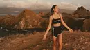 Hiking seru ke Pulau Padar, Alyssa Daguise pun memamerkan body goals-nya dengan mengenakan sportswear dari brand Calvin Klein.(instagram.com/alyssadaguise)