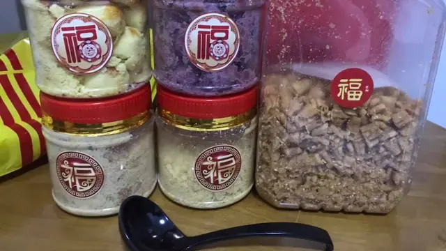 Kisah pria Malaysia yang menikmati kue Imlek sendirian karena pandemi COVID-19.