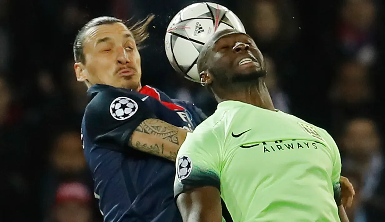 Penyerang PSG, Zlatan Ibrahimovic (kiri) berebut bola udara dengan bak Manchester City, Bacary Sagna pada perempatfinal liga champions di Stadion Parc des Princes, Kamis (7/4). City memaksa tuan rumah PSG bermain imbang 2-2. (Reuters/Benoit Tessier)