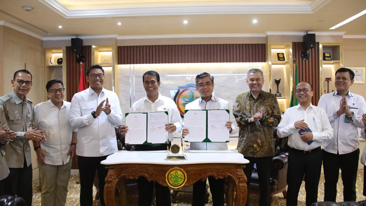 Menteri Pertanian (Mentan) Andi Amran Sulaiman dan Menteri Ketenagakerjaan (Menaker) Yassierli menandatangani Nota Kesepahaman