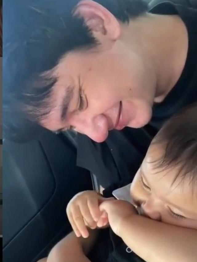 Potret Adipati Dolken Asuh Baby Nae Ini Bikin Senyum Tipis