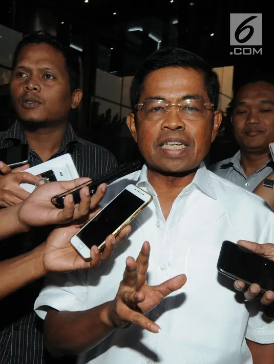 Menteri Sosial Idrus Marham usai menjalani pemeriksaan di KPK, Jakarta, Senin (21/5). Idrus diperiksa sebagai saksi kasus dugaan suap pengurusan anggaran pengadaan satelit monitoring di Bakamla dari APBN-P tahun anggaran 2016. (Merdeka.com/Dwi Narwoko)