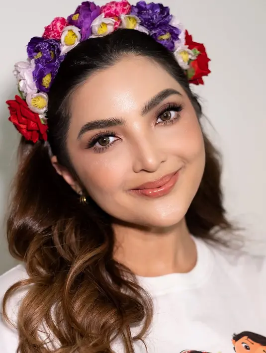 Dalam perayaan ulang tahun Arsy, Ashanty tampil memesona bak karakter Moana dengan sentuhan makeup soft glam flawless yang menawan. [@bystefanylayata].