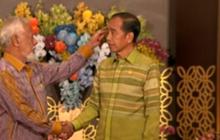 Akrab Berjabat Tangan, PM Timor Leste  Xanana Pegang Kepala & Elus Rambut Jokowi
