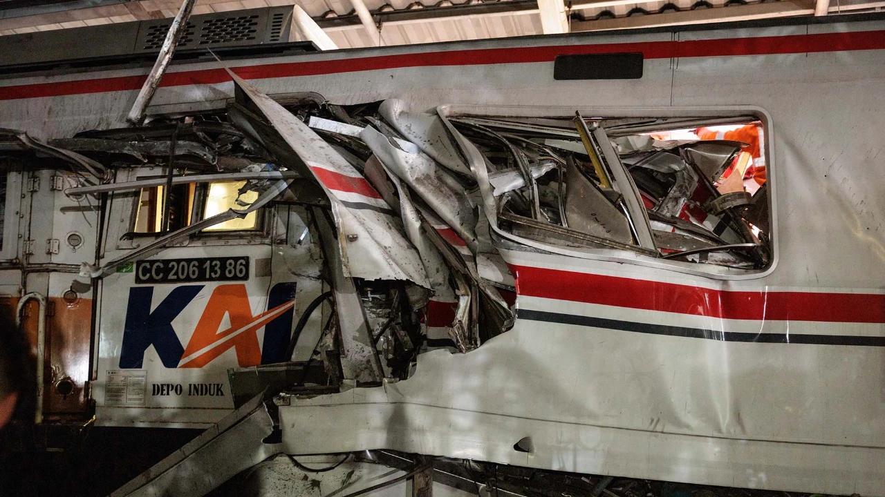 FOTO: Kerusakan Parah Gerbong KRL Commuterline  Usai Ditabrak Argo Bromo Anggrek