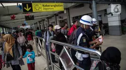 Petugas memeriksa tiket calon penumpang di Stasiun Pasar Senen, Jakarta, Jumat (20/12/2019). PT KAI Daop I Jakarta akan memberangkatkan 8 kereta tambahan dari Stasiun Gambir dan 5 dari Stasiun Pasar Senen mengantisipasi lonjakan penumpang jelang Natal dan Tahun Baru. (Liputan6.com/Faizal Fanani)
