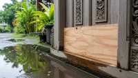 9 Cara Mengatasi Air Hujan Masuk dari Celah Pintu Rumah, Ampuh dan Mudah