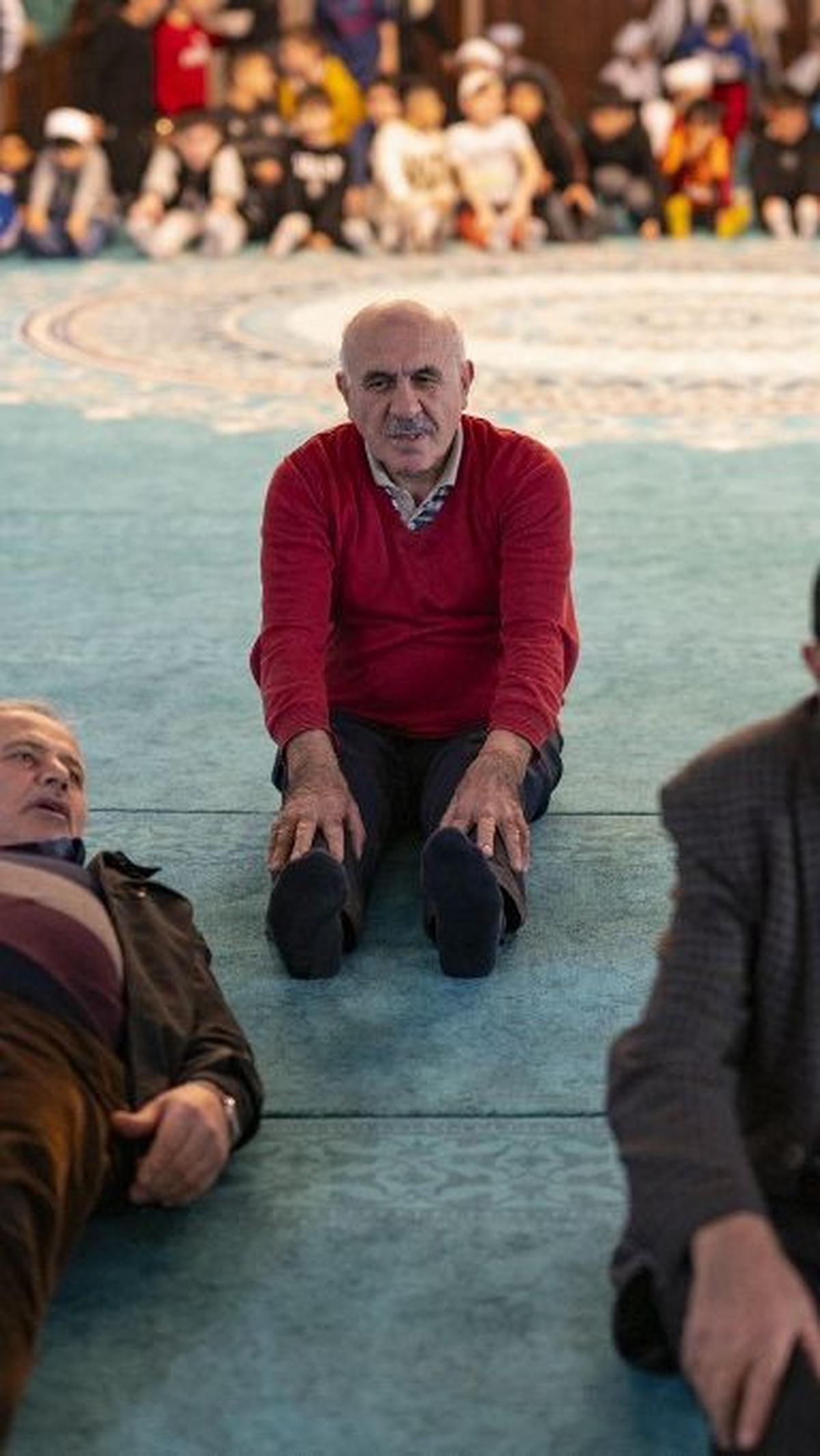 “Setelah kami melakukan latihan ini, kualitas shalat mereka meningkat,” kata imam tersebut.&nbsp;YASIN AKGUL/AFP<br>