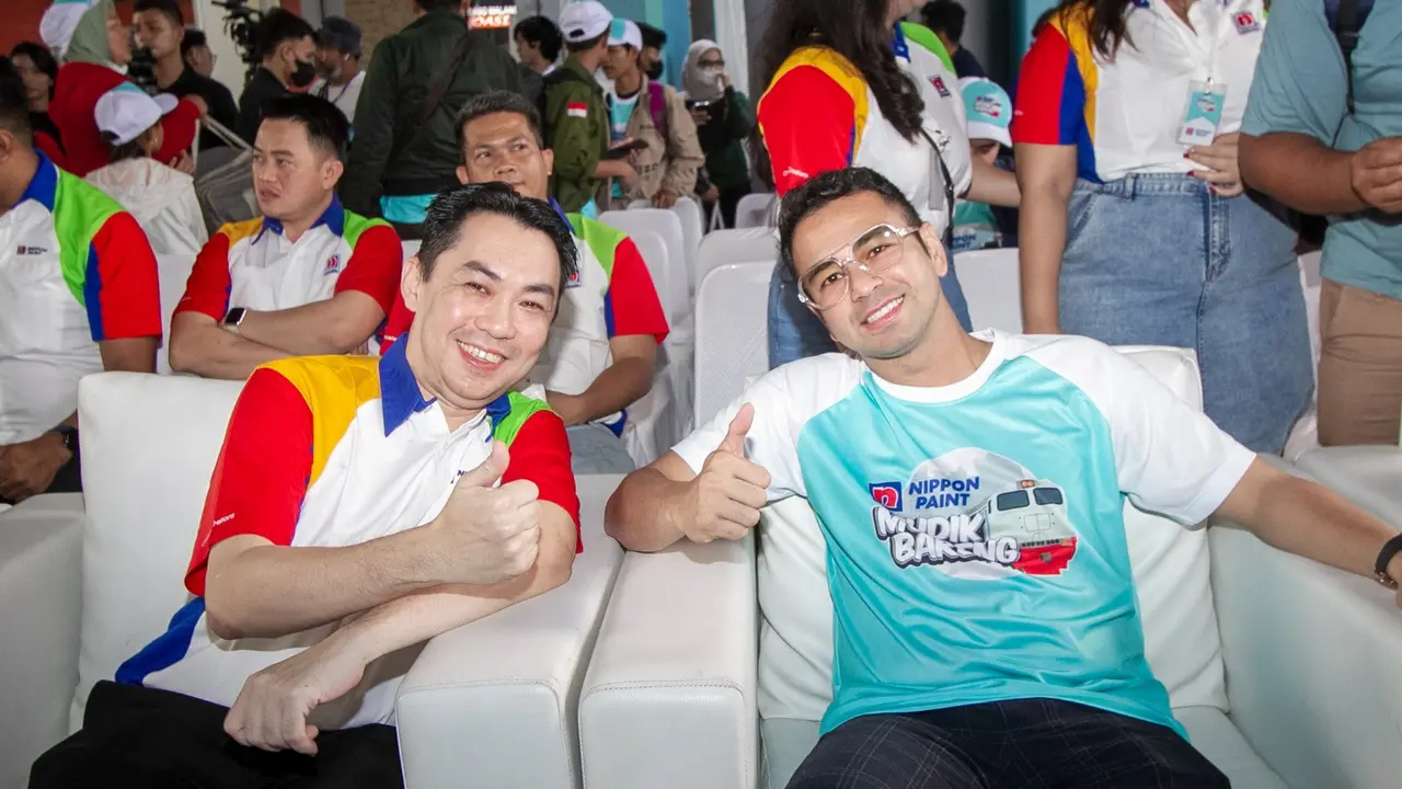 Raffi Ahmad bersama dengan Mark Liew, General Manager (TU Division) Nippon Paint Indonesia.