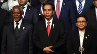 (Ki-ka) Mantan Sekjen PBB Kofi Annan, Presiden Joko Widodo (Jokowi) dan Menlu RI Retno Masudi berfoto bersama dalam pembukaan Bali Democracy Forum (BDF) IX yang bertema "Agama, Demokrasi, dan Toleransi"di Nusa Dua, Kamis (8/12). (SONNY TUMBELAKA/AFP)
