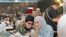 Aurel tampak menggunakan pashmina dengan bahan chiffon yang memiliki karakteristik jatuh, sehingga bisa menciptakan efek lengkungan yang sempurna.  [@aurelie.hermansyah].