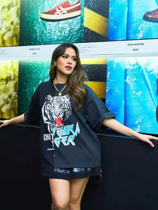 Sebagai penutup tampilan skena mamba, Raisa kenakan sneakers dan kalung rantai emas. [@raisa6690]