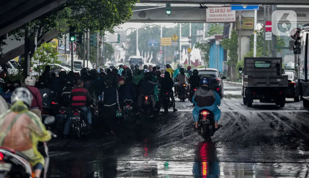 Pengendara sepeda motor memenuhi ruas jalan ketika berteduh di kolong Fly Over Cawang, Jakarta, Selasa (17/12/2019). Perilaku tersebut selain menimbulkan ketidaknyamanan pengguna jalan lainnya, juga memicu kemacetan. (Liputan6.com/Faizal Fanani)