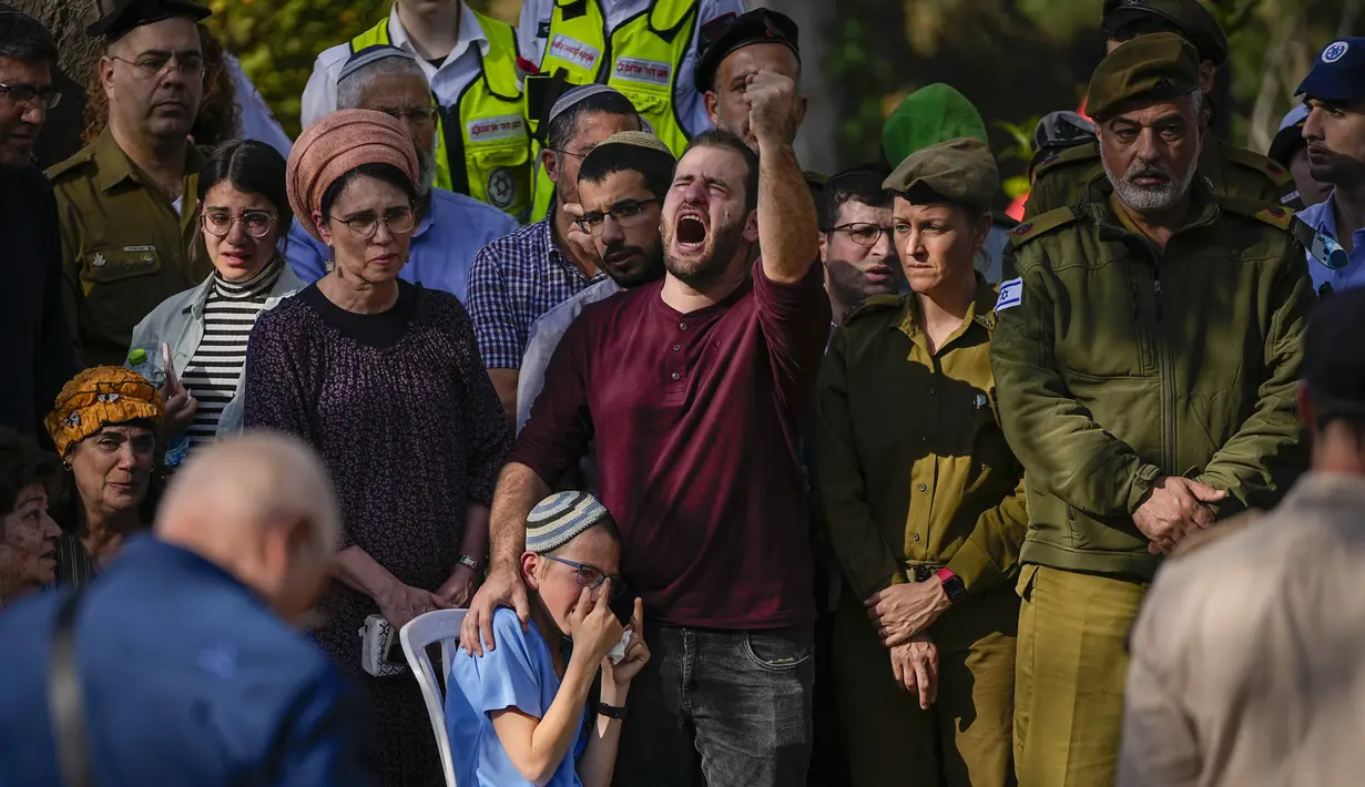 Para pelayat bereaksi selama pemakaman Hillel Yaniv (21) dan Yagel Yaniv (19) di pemakaman nasional Israel di Yerusalem, Senin, 27 Februari 2023. Kedua bersaudara Israel itu dibunuh hari Minggu di kota Hawara, Tepi Barat, oleh seorang pria bersenjata Palestina. yang melarikan diri dari tempat kejadian. (AP/Ohad Zwigenberg)