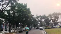 Warga melakukan aktifitas olahraga lari di tengah kabut asap yang mengepung kota Palembang (Liputan6.com / Nefri Inge)