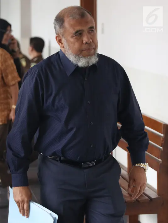 Mantan Hakim Mahkamah Konstitusi, Patrialis Akbar bersiap mengikuti sidang permohonan PK ke MA di Pengadilan Negeri Jakarta Pusat, Kamis (8/11). Sebelumnya, Patrialis Akbar divonis 8 tahun penjara. (Liputan6.com/Helmi Fithriansyah)
