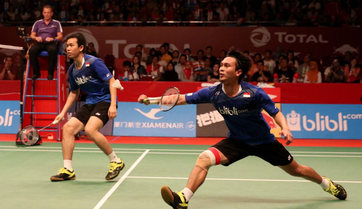 Ahsan/Hendra menang dua gim langsung, 21-17, 21-19. (Bola.com/Arief Bagus)