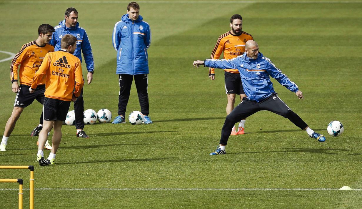  Zinedine Zidane (kanan), berlatih bersama para pemain Real Madrid di Kompleks Valdebebas Sports, Madrid, Spanyol (28/03/2014).  (EPA/Emilio Naranjo)