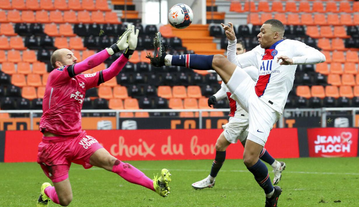 Striker Paris Saint-Germain (PSG), Kylian Mbappe, berebut bola dengan kiper Lorient, Matthieu Dreyer, pada laga Liga Prancis di Stadion Moustoir, Minggu (31/1/2021). PSG takluk dengan skor 3-2. (AP/David Vincent)