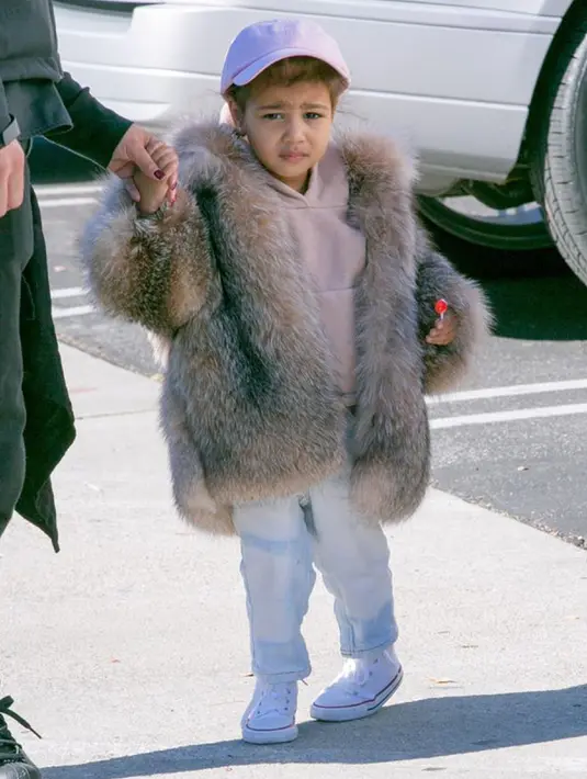 Nori, panggilan North West, menghadapi udara dingin di Los Angeles dengan jaket bulu yang ditaksir seharga US$ 3.500 atau Rp 48 jutaan. Di balik mantel bulu yang high-fashion itu, North West tampil sporty dengan sweater dan wash denim. (mirror.co.uk)
