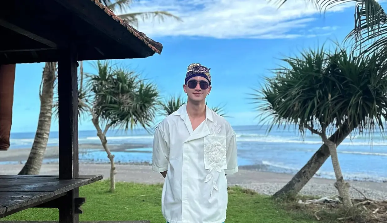 Setelah melaksanakan momen syukuran kemengannya, kini Verrell berada di Bali. Menikmati momen liburan di kampung halaman ibundanya, Verrell turut ditemani oleh Venna Melinda dan adik sambung, Tabita. Selama di Bali ia mengunjungi tempat beberapa tempat adat. (Liputan6.com/IG/@bramastavrl)