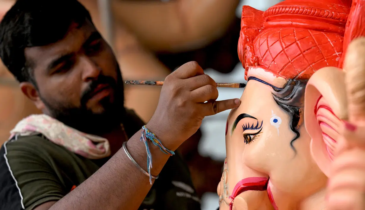 Festival Ganesh Chaturthi juga merupakan acara sosial dan komunitas yang menyatukan orang-orang dan mempromosikan keharmonisan. (Indranil Mukherjee/AFP)