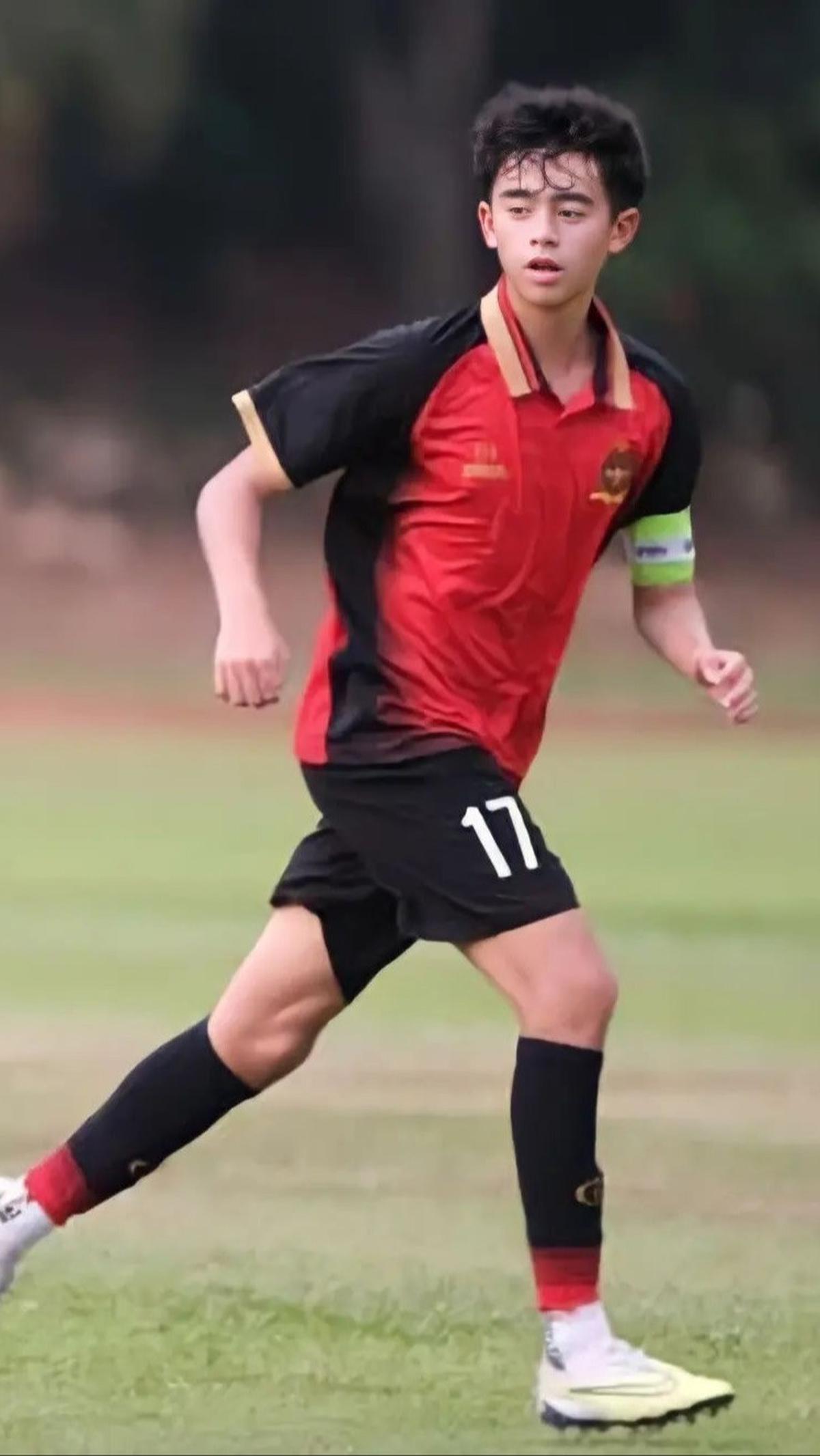 Pangeran Abdul Muntaqim diketahui gemar melalukan berbagai olahraga. Salah satunya sepakbola. Ia ikut tergabung di Timnas Brunei Darussalam U-16.&nbsp;