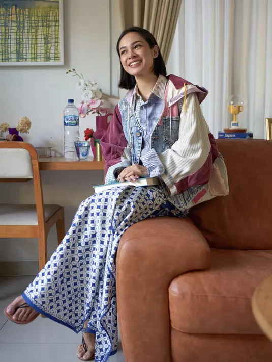 Begitu juga dengan Andien yang kreatif memadukan batik dengan fashion item yang modern. [Foto: Instagram/ Andien]