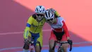 Pembalap sepeda putri Thailand, Jutatip Maneephan memberikan pelukan hangat untuk pembalap Indonesia, Ayustina Delia yang meraih medali perunggu dalam cabang olahraga sepeda nomor scratch SEA Games 2025. (Bola.com/Bagaskara Lazuardi)